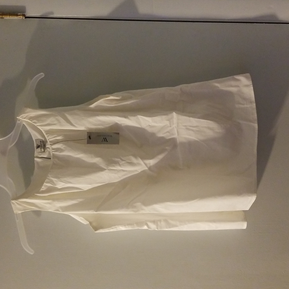 Worthington sleeveless, button back shirt